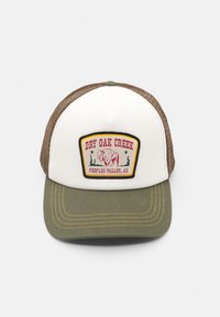 Trucker-Cap mit einem weißen Vorderteil, einem braunen Netzrücken und einem grünen Schirm. Verfügt über ein Patch mit "Dry Oak Creek" und einem Büffeldesign.
