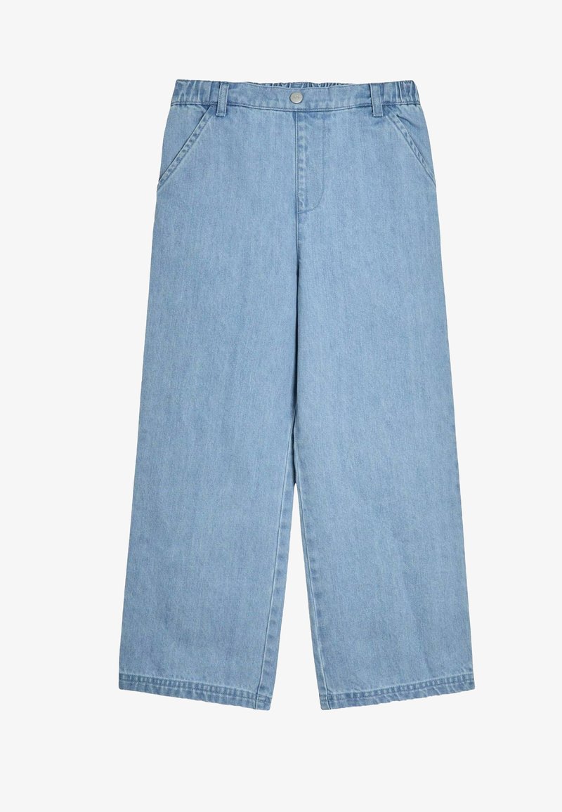 Svetlomodré široké denimmové nohavice s vysokým pásom, dvoma prednými vreckami a predným uzatváraním na kovový gombík. Hladká textura, minimálne detaily.