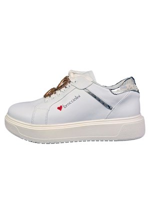 Sneaker bianca in pelle con una suola spessa bianca, dettagli argentati sul tallone, lacci decorativi dorati e un logo rosso sul lato.