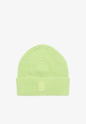 Wełniana czapka typu beanie w jasnym zielonym kolorze. Ma prążkowaną teksturę, złożony mankiet i małą prostokątną łatkę z logo z przodu.