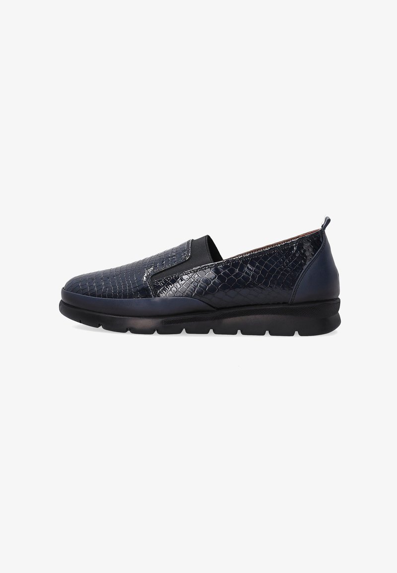 Navyblaue Slipper aus schwarzem strukturiertem Lackleder, mit elastischem Seitenpanel und dicker schwarzer Gummisohle, seitlich präsentiert.