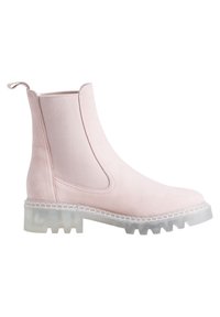 Bottine rose clair avec des panneaux élastiques sur les côtés, languette au talon et semelle à crampons translucide épaisse.