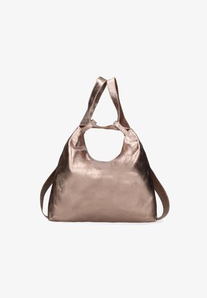 Sac à main en bronze métallique avec une texture lisse, une forme arrondie et des double bandoulières ; comporte une grande découpe sur le dessus pour un accès facile.