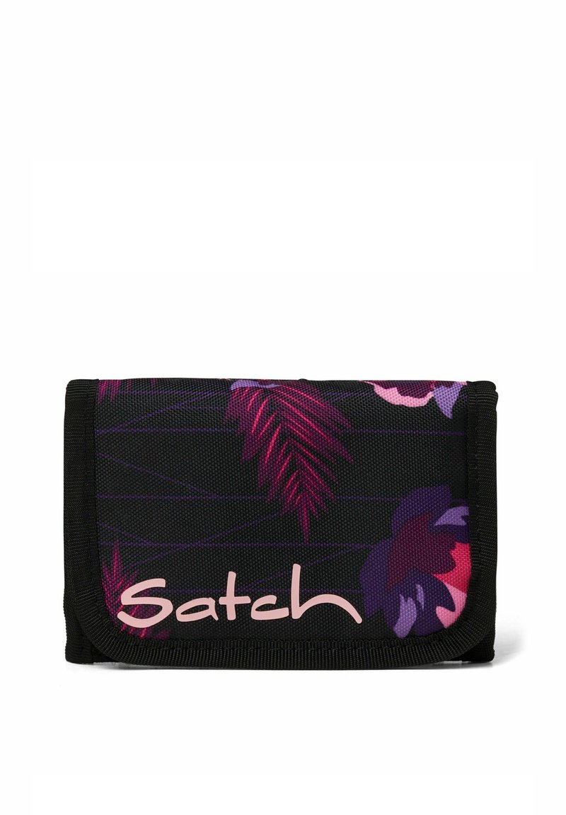 Portafoglio in tessuto nero con motivi floreali colorati in rosa e viola. Presenta un design a pieghe e il testo "Satch" in un font rosa chiaro.