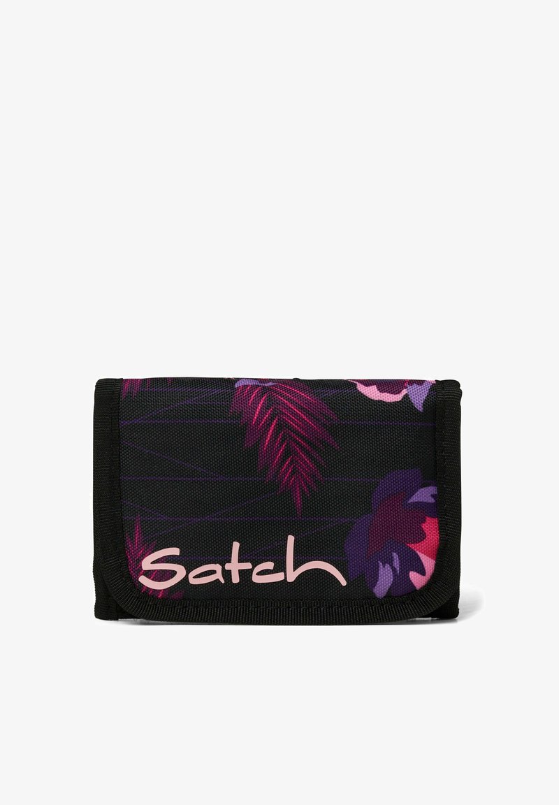 Portafoglio in tessuto nero con motivi floreali colorati in rosa e viola. Presenta un design a pieghe e il testo "Satch" in un font rosa chiaro.