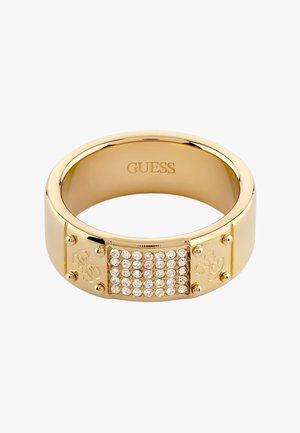 Goldfarbener Metallring mit eingearbeiteten klaren Kristallen auf der Vorderseite und "GUESS" eingraviert auf der Innenseite des Rings.