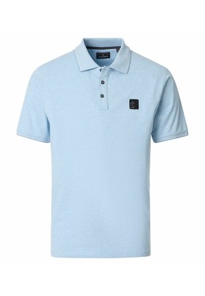 Jasnoniebieska koszulka polo z krótkim rękawem, kołnierzykiem, trzema guzikami oraz małym czarnym kwadratowym logo po lewej stronie na piersi.