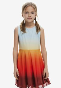 Ärmelloses A-Linien-Kleid mit einem Farbverlauf-Ombre-Design, das von hellblau oben zu leuchtendem Rot am Saum übergeht. Glatter Stoff, knielang.