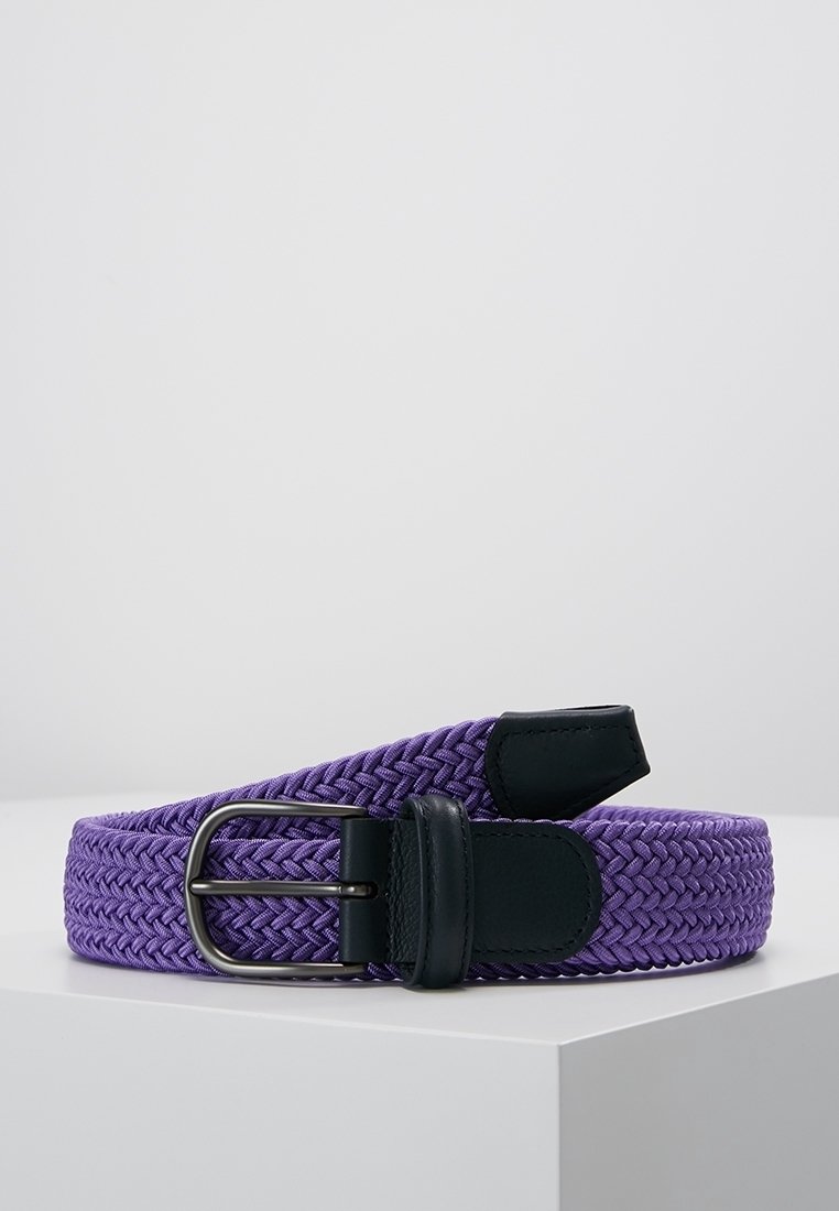 Ceinture en tissu tissé violet avec zone de boucle en cuir noir et boucle ardillon en métal placée sur une surface blanche.