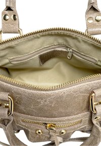 Borsa beige con un esterno texture, hardware dorato e tasca interna con zip. Presenta manici doppi e chiusura con zip per un accesso sicuro.