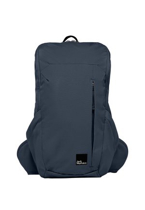 Zaino grigio scuro con un design elegante, realizzato in tessuto resistente. Presenta una tasca frontale con zip e un'etichetta logo nell'angolo in basso a destra.