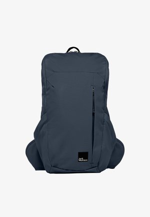 Donkergrijze rugzak met een strak ontwerp, gemaakt van duurzaam stof. Voorzien van een ritszak aan de voorkant en een logo-label in de rechterbenedenhoek.