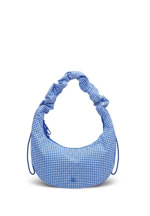 Sac à main en forme de croissant à motif vichy bleu et blanc avec poignée en tissu froncé et petite tirette de fermeture éclair sur fond blanc uni.