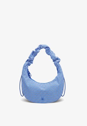Bolso en forma de media luna con estampado de cuadros vichy azul y blanco, asa de tela fruncida y pequeño tirador de cremallera sobre fondo blanco liso.