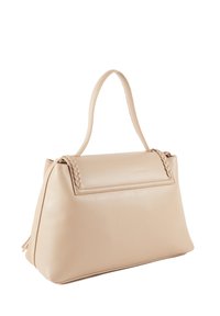 Beige læderhåndtaske med en struktureret form, flettede detaljer på håndtaget og flad lukning. Glat tekstur, mellemstor.