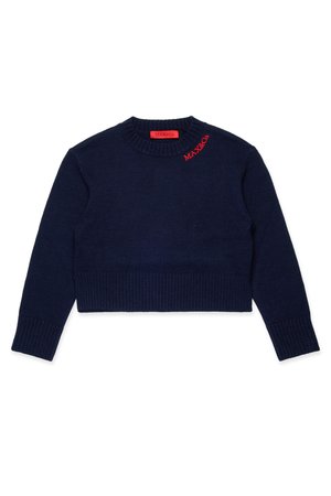 Marineblå cropped genser laget av ribbestrikket materiale, med rund hals og lange ermer. Rød logo aksent på venstre skulder.