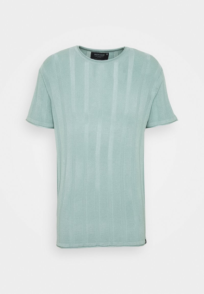 T-shirt court à manches courtes en maille vert clair avec des rayures texturées verticales et un col rond, présenté sur un fond blanc.