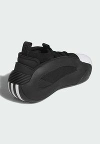 Czarne sportowe buty z teksturowaną gumową podeszwą, akcentami z siateczki i białym noskiem. Zawierają wyściełane kostki i elastyczne sznurowadła dla pewnego dopasowania.