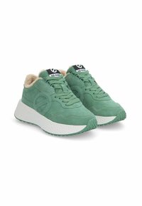 Baskets en daim vert avec une semelle texturée blanche, bout rond et doublure intérieure en fourrure. Caractéristiques d'un design à lacets et d'une étiquette logo sur la languette.