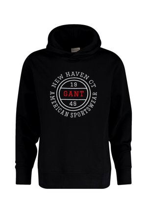 Schwarzer Kapuzenpullover mit rundem Logo, auf dem "NEW HAVEN CT", "GANT" und "AMERICAN SPORTSWEAR" in weißem und rotem Text abgebildet sind. Verstellbare Kapuze, langärmlig.