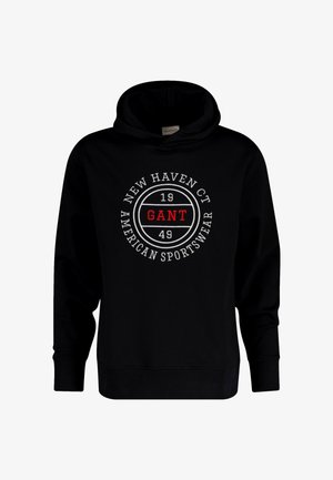 Schwarzer Kapuzenpullover mit rundem Logo, auf dem "NEW HAVEN CT", "GANT" und "AMERICAN SPORTSWEAR" in weißem und rotem Text abgebildet sind. Verstellbare Kapuze, langärmlig.