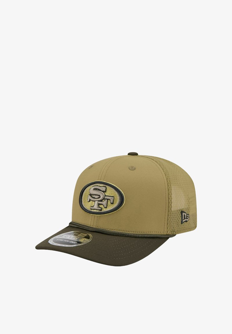 Khakifarbene Baseballkappe mit einem dunkelgrünen Schirm, mit einem gestickten SF-Logo auf einem ovalen Patch. Hergestellt aus Stoff- und Mesh-Materialien.