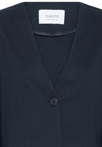 Καταχνιασμένο μπλε ναυτικό μπλε cardigan με V-λαιμόκοψη, ένα ορατό κουμπί και ετικέτα μάρκας "b.young THE COLLECTION" ραμμένη μέσα στον γιακά.