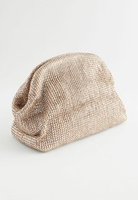 Pochette tissée beige texturée avec une forme douce et arrondie et un léger éclat. Design plié sans quincaillerie ou ornements visibles.