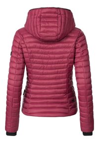 Bordo puffer-jope kapuutsiga, millel on qviltitud tekstuur, elastsed mansetid ja slim fit disain. Seljal ei ole nähtavaid kinnitusi.