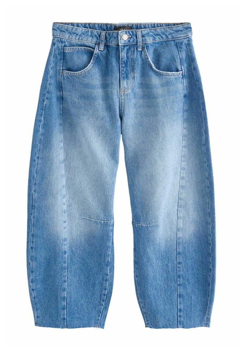 Jeans a gamba larga in denim blu chiaro con finitura sbiadita. Presentano cinque tasche e un bottone di chiusura. Orli grezzi con una silhouette rilassata.