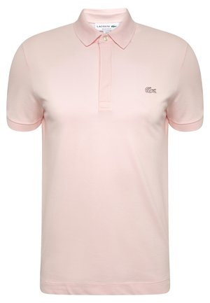 Polo à manches courtes rose clair avec col pointu, patte à deux boutons et petit logo crocodile brodé sur la poitrine gauche.