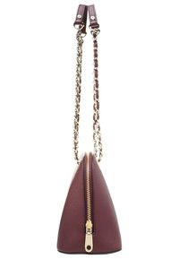 Borsa a tracolla in ecopelle bordeaux dalla forma triangolare, con chiusura a zip dorata e tracolla a catena per il trasporto. Presente un dettaglio di superficie testurizzata.