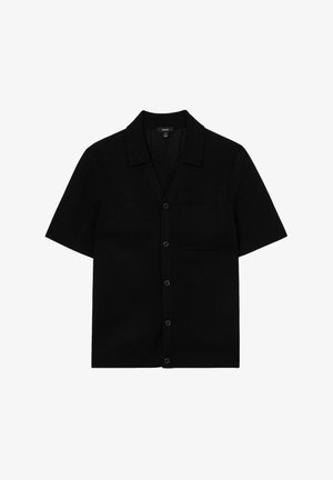 Sort kortærmet cardigan med v-hals, frontknapper, struktureret stof og en enkelt brystlomme. Enkel design uden mønstre eller detaljer.