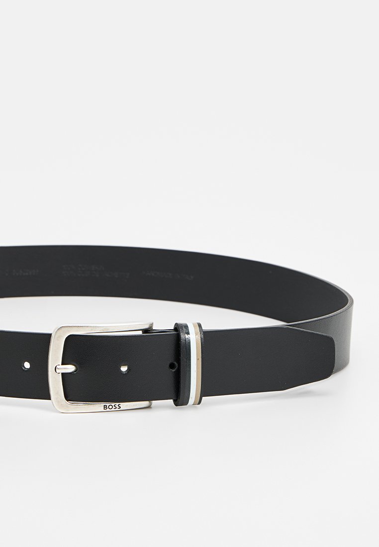 Ceinture en cuir noir avec boucle rectangulaire en argent gravée "BOSS" et double boucle, présentée sur un fond blanc.