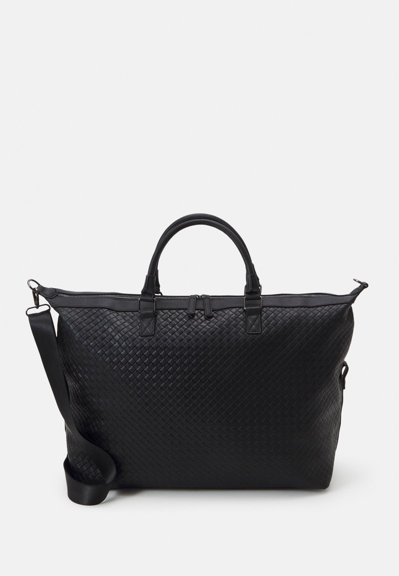 Sac en cuir tressé noir avec deux poignées, bandoulière amovible, fermeture éclair, forme rectangulaire et surface texturée.