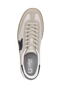 Beige mockasinläder- och lädersneakers med svarta accenter, rund tå, platta snören och gummisula. Har ett logomärkt innersula och sömnadsdetaljer.