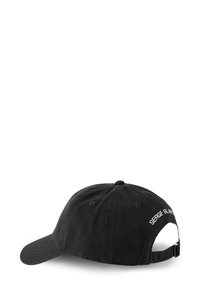 Casquette de baseball en coton noir avec une visière incurvée, une sangle réglable et un texte brodé blanc sur le côté. Présente une texture lisse.