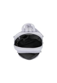 Vit ryggsäck med dragkedjeöppning, utrustad med ett fodrat inre och en extra frontficka. Tillverkad av slätt syntetmaterial.