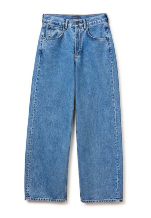 Vaqueros azules de talle alto con pierna ancha, bolsillos frontales, trabillas para cinturón, cierre de botones y diseño clásico de cinco bolsillos, extendidos sobre un fondo blanco.