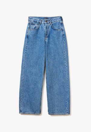 Vaqueros azules de talle alto con pierna ancha, bolsillos frontales, trabillas para cinturón, cierre de botones y diseño clásico de cinco bolsillos, extendidos sobre un fondo blanco.