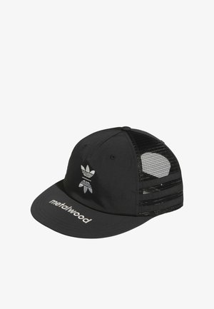 Gorra negra con un panel frontal sólido, paneles laterales de malla, logo plateado y texto "metalwood", visera plana y diseño estructurado.