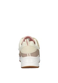 Achteraanzicht van een beige en witte sneaker met een roze gestreepte trekband en een bruine zool, geïsoleerd op een witte achtergrond.