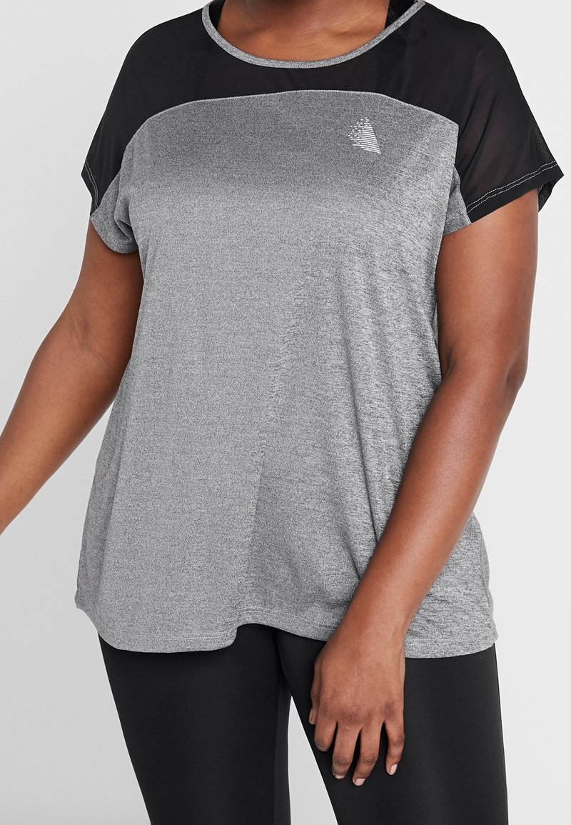 Grå atletisk T-shirt med korte ærmer, sort mesh øverste panel, rund halsudskæring og reflekterende logodetalje på brystet.