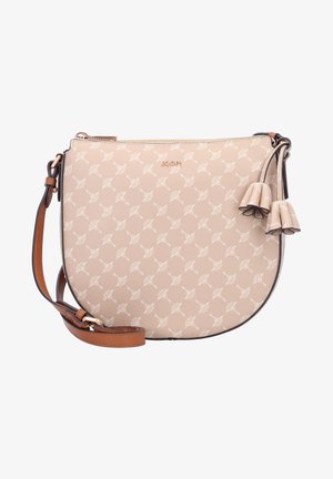 Beige Halbmond-Umhängetasche mit weißem Blumenmuster, braunem verstellbarem Riemen, goldenem Reißverschluss und dekorativen Ledertasseln vor weißem Hintergrund.