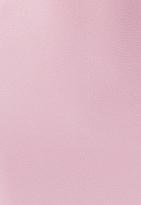 Surface texturée rose pâle avec un motif ondulé subtil couvrant uniformément toute la zone.