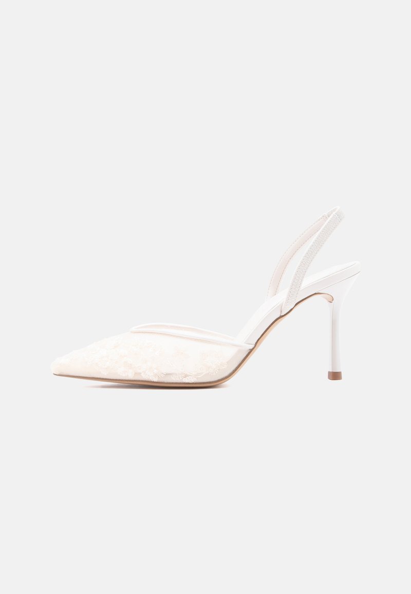 Chaussure blanche à talon haut avec bride arrière, bout pointu, superposition de dentelle florale et talon étroit sur un fond clair uni.