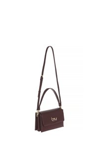 Borsa a tracolla in pelle bordeaux con hardware dorato, design con patta pieghevole, tracolla staccabile e tasca esterna. Forma compatta e strutturata.