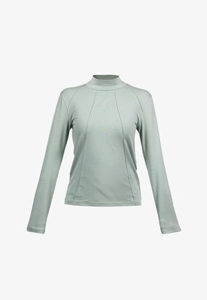 Heleroheline pikkade varrukatega trükitud topp kõrge kaelusega ja vertikaalsete õmblusetükkidega esiküljel, esitatud valgel taustal.