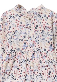 Blumenkleid mit Rüschensaum, cremefarbenem Hintergrund und mehrfarbigen Blumen in Blau, Pink und Burgund. Verfügt über eine Knopfleiste vorne.