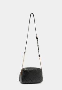 Schwarze Kunstleder-Crossbody-Tasche mit gestepptem Muster, goldener Kette und verstellbarem Tragegurt, Reißverschluss, rechteckige Form, glatte Textur.